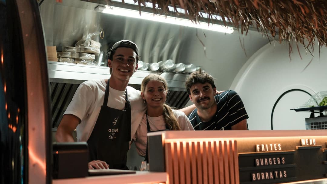 Een team aan het werk in een foodtrailer