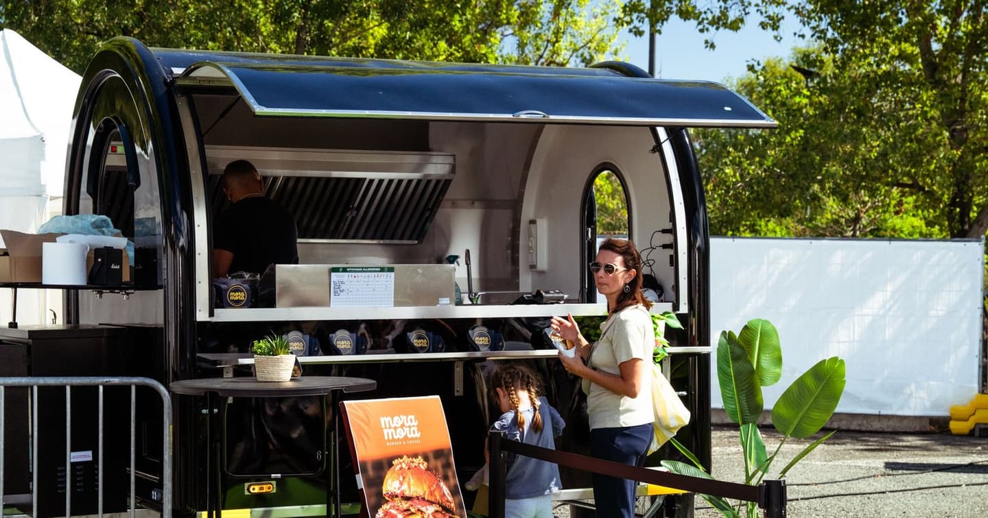 Foodtrailer van Food Truck Store in volle drukte