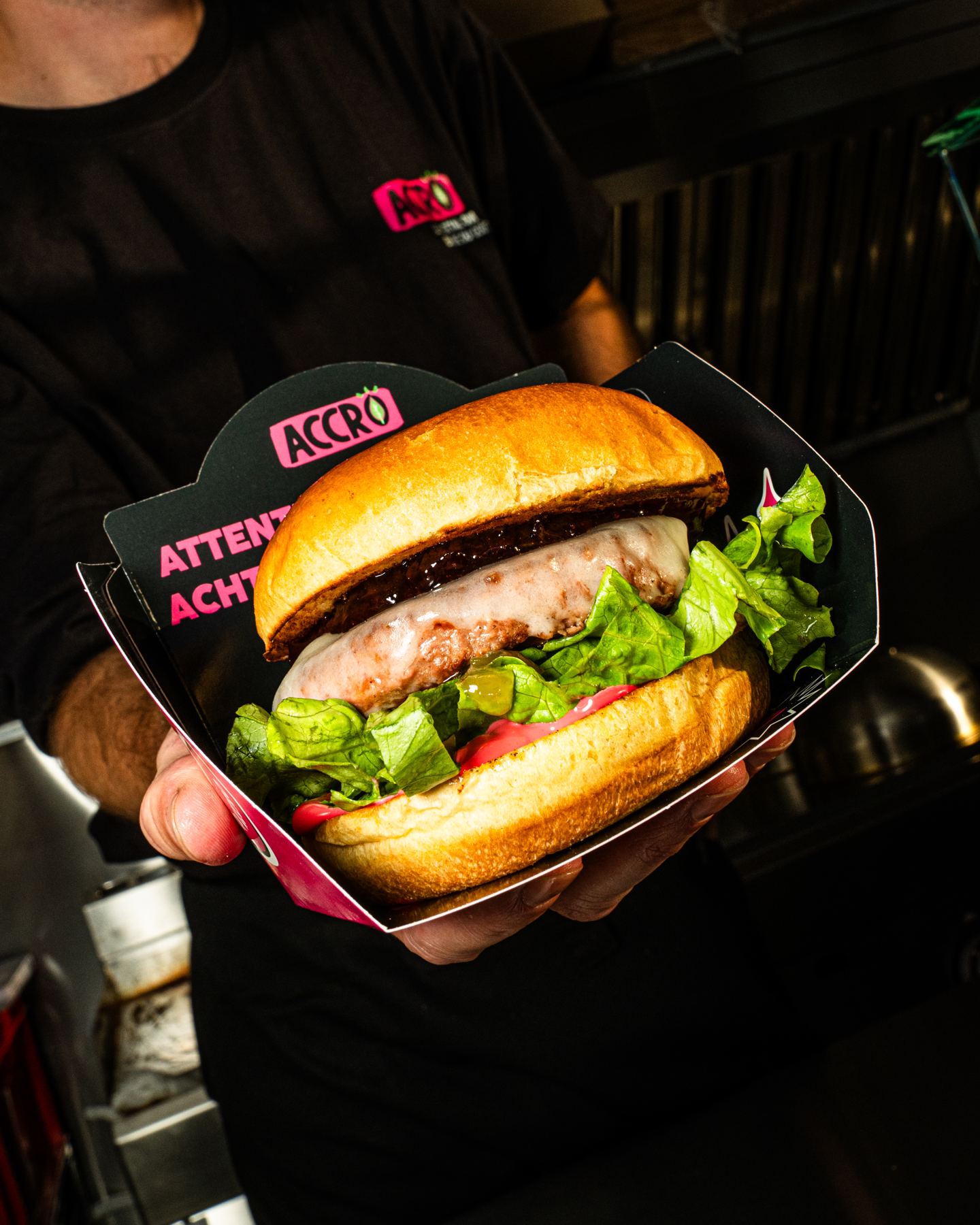 Huisgemaakte burger, geserveerd door foodtruck Accro