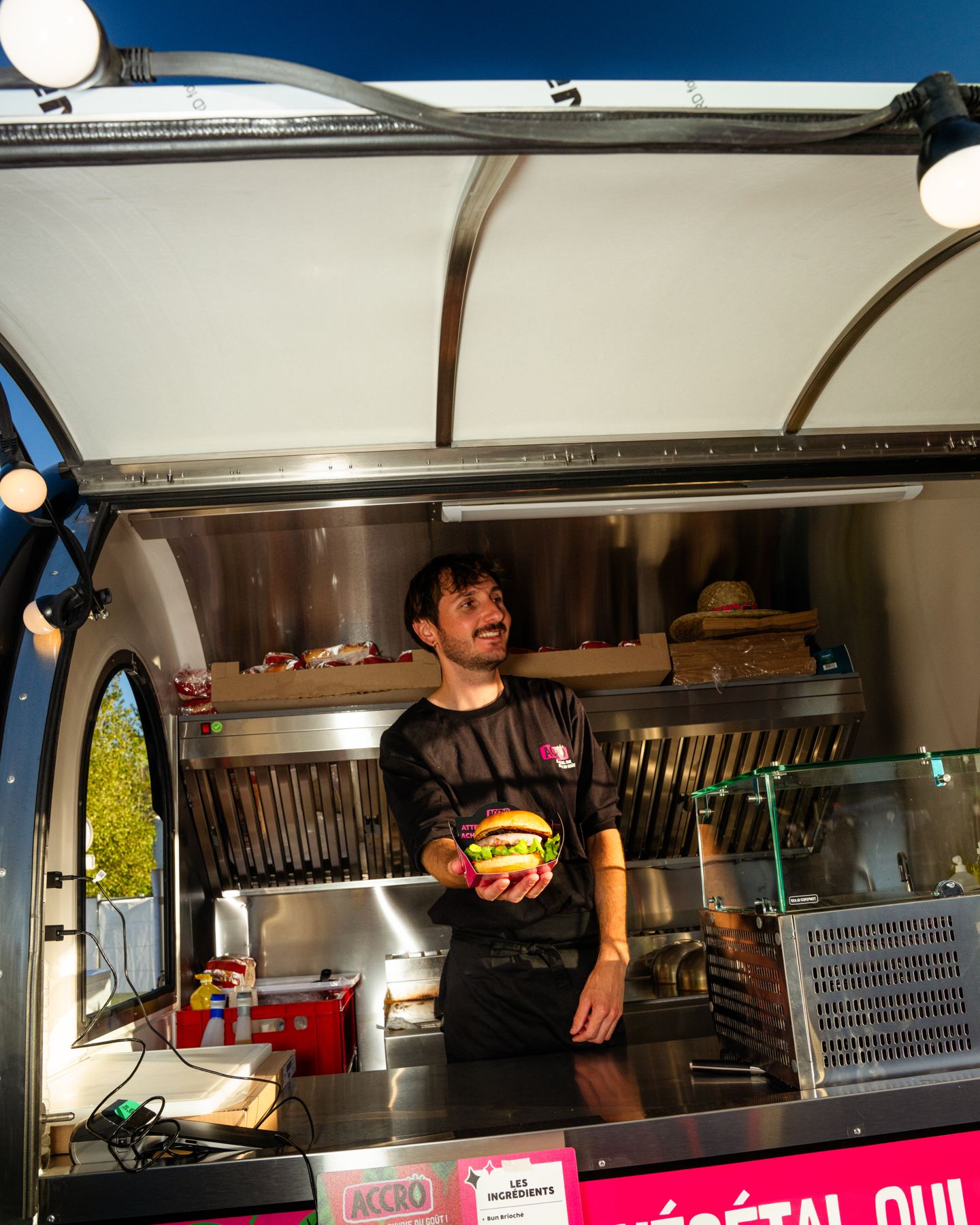 Bediening aan de toonbank van een foodtrailer