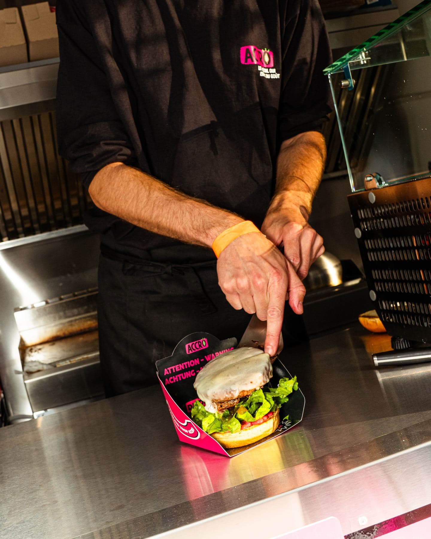 Een burger dresseren in de keuken van een foodtruck