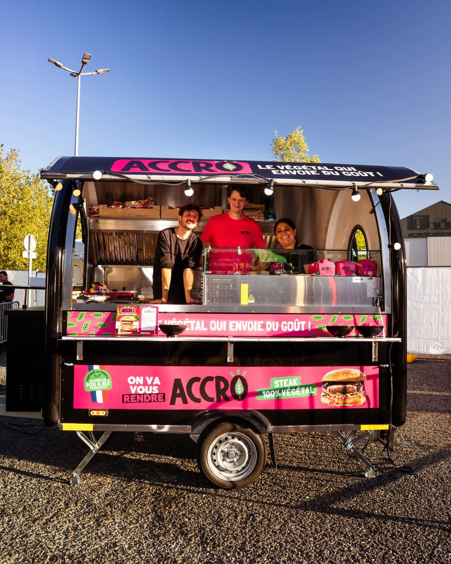 Burgerfoodtrailer van Accro, opgesteld en klaar om te verkopen