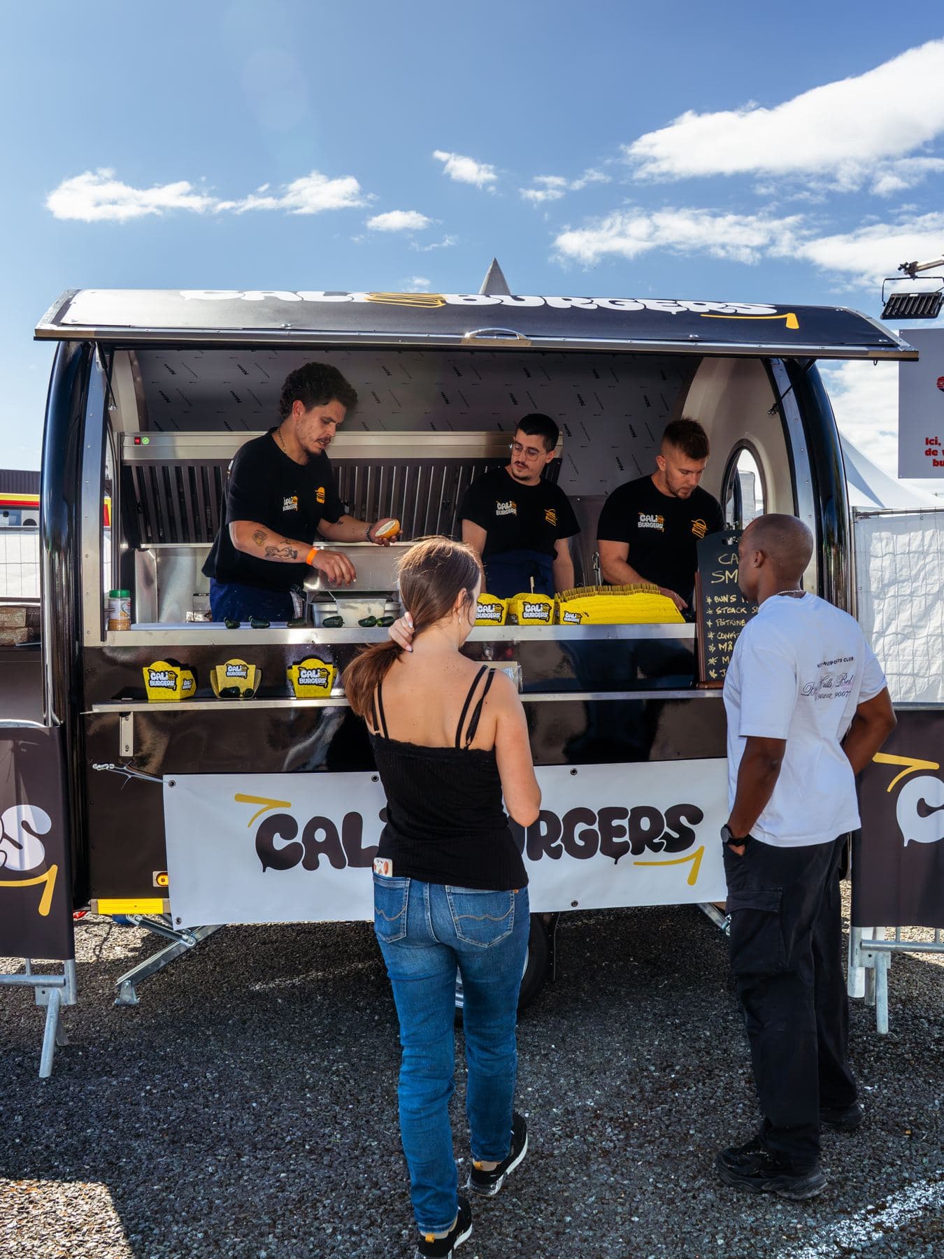 Klanten aan de toonbank van een burgerfoodtrailer