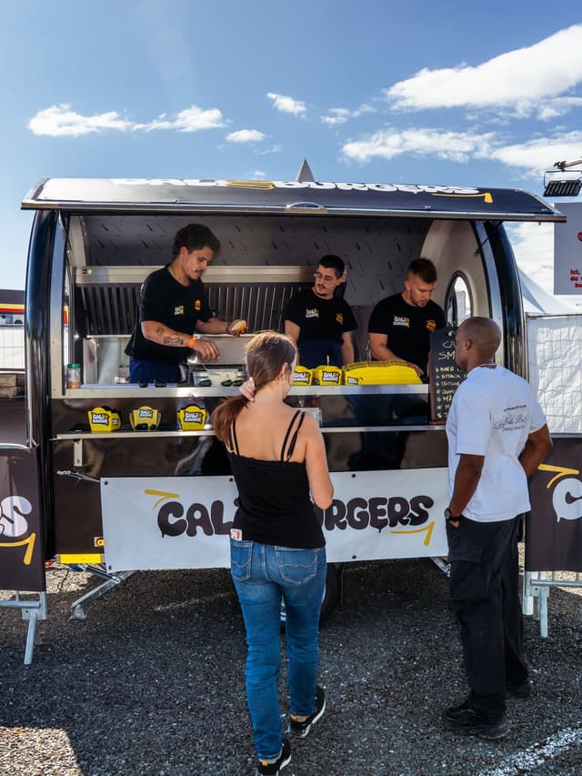 Klanten aan de toonbank van een burgerfoodtrailer