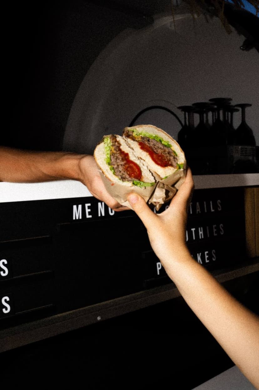 Burger geserveerd door foodtruck Twin Fin