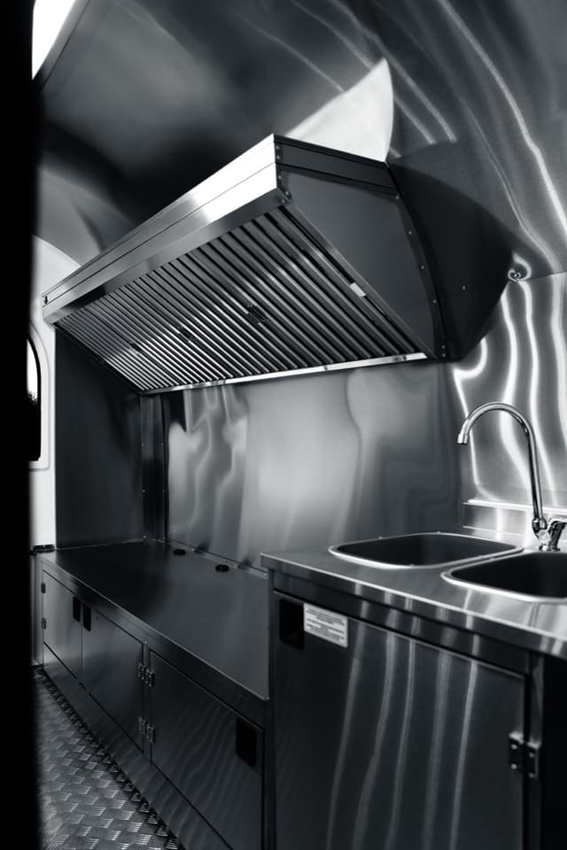 Afzuigkap en RVS-werkbladen in de foodtrailer Chef+