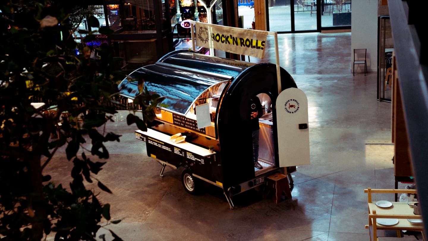 De foodtrailer Chef+ BOLD van Rock’n Rolls in een foodcourt, van bovenaf gezien